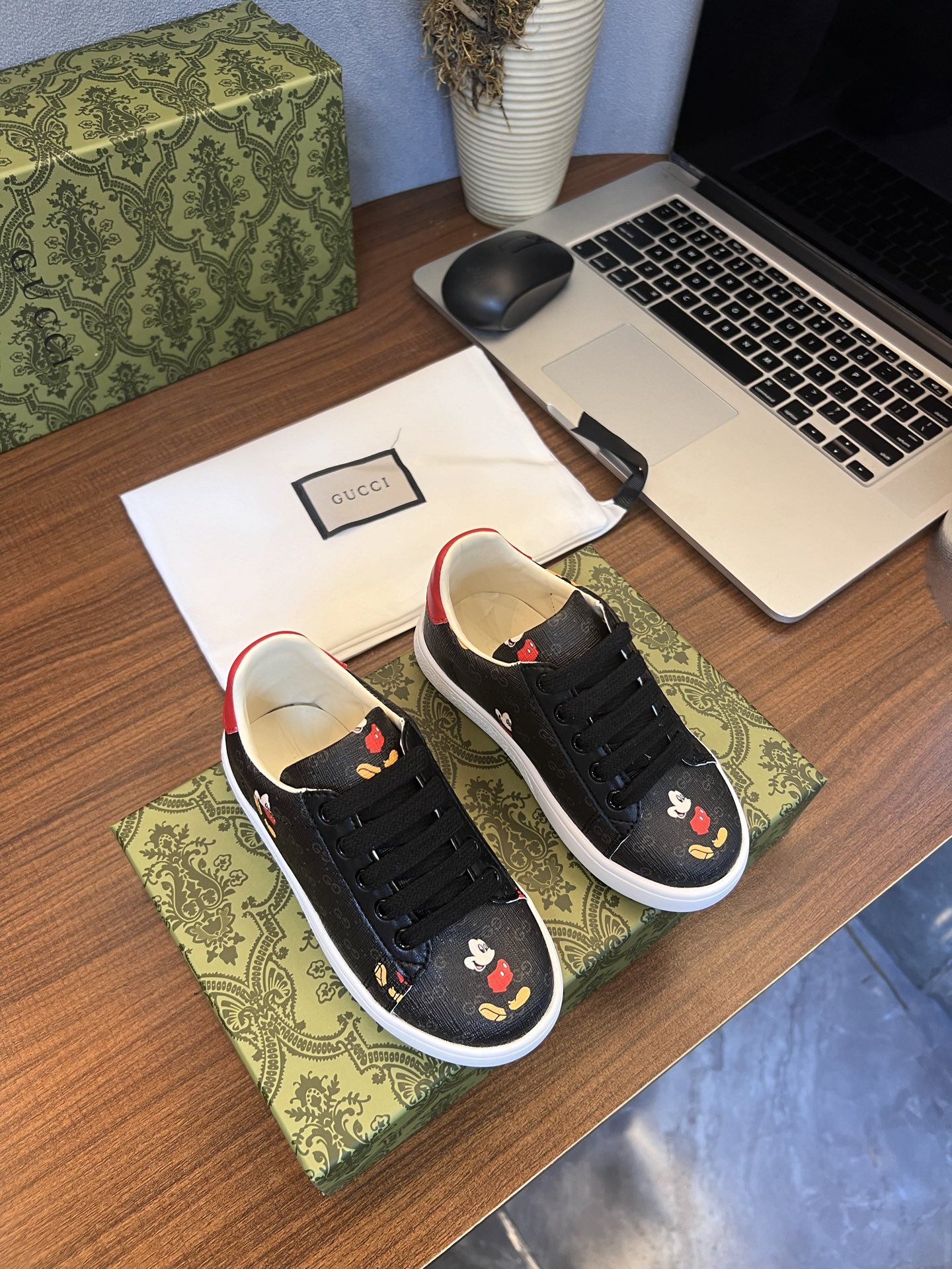 Children's shoes child